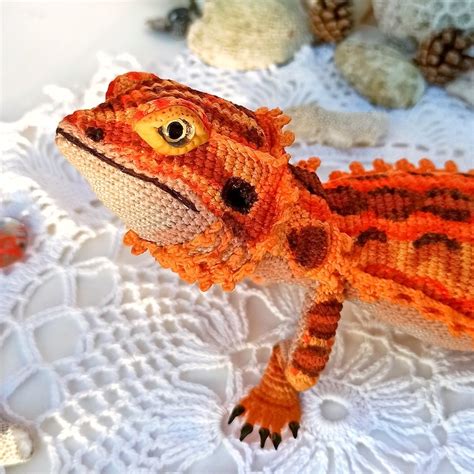 Artist publishes a DIY crochet pattern for a very realistic bearded dragon