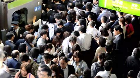 JAPAN - TOKYO : Subway during rush hour !! - YouTube