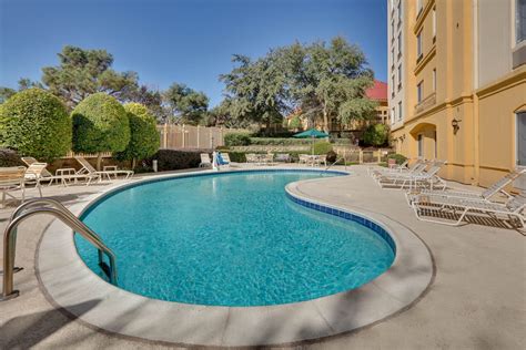 La Quinta Inn & Suites by Wyndham Dallas North Central | Dallas, TX Hotels