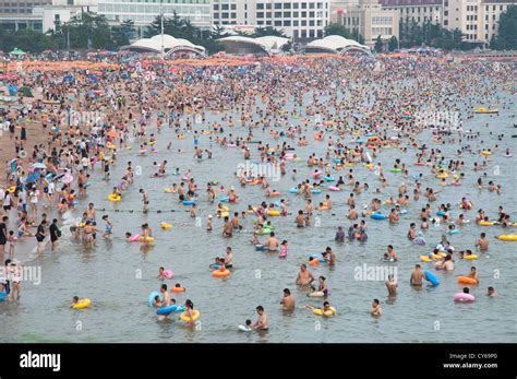 China beach crowd hi-res stock photography and images - Alamy