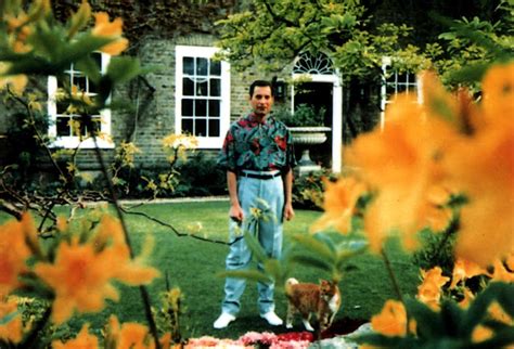 The Last Known Photos of Freddie Mercury, 1991 ~ Vintage Everyday