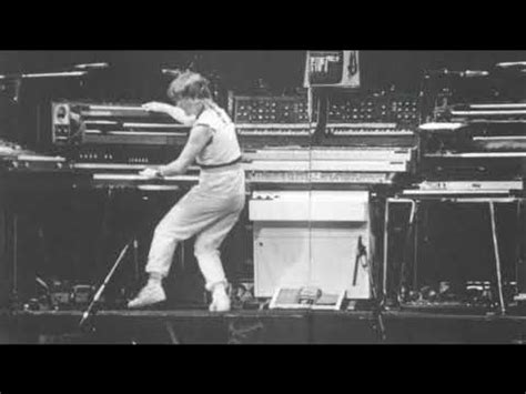 Asia : Geoff Downes keyboard solo (live 1983) - YouTube