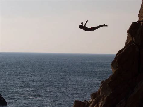 Acapulco Cliff divers | Smithsonian Photo Contest | Smithsonian Magazine