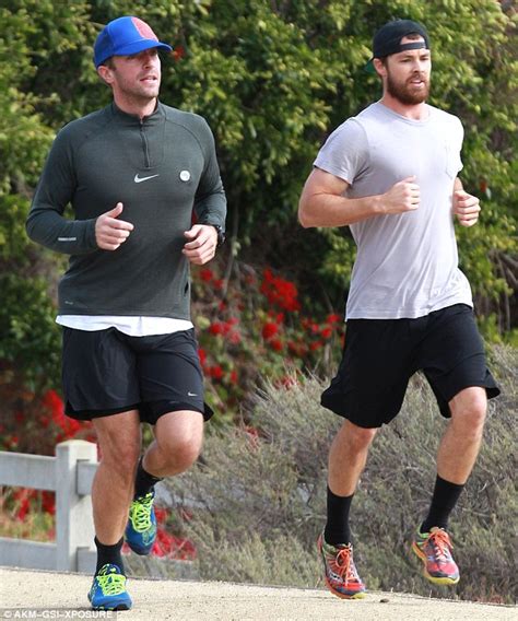 Coldplay's Chris Martin goes for a run along the beach ahead of Super Bowl | Daily Mail Online