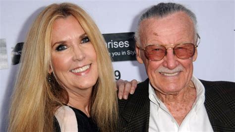 Stan Lee was working on final superhero Dirt Man with daughter, she says - BBC News