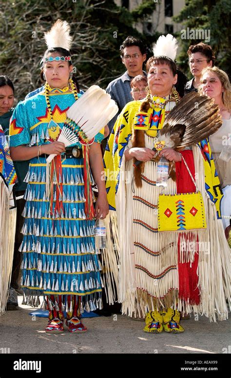 CREE FIRST NATION WOMEN IN TRADITIONAL NATIVE COSTUME HOLD FEATHER Stock Photo: 4448920 - Alamy