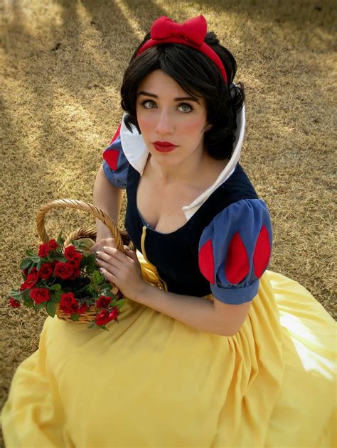 Pin by Moura santos Batista on lindo | Snow white cosplay, Princess cosplay, Disney princess cosplay