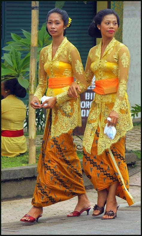 Balinese woman: Photo by Photographer John Nell | Traditional outfits, Traditional dresses ...