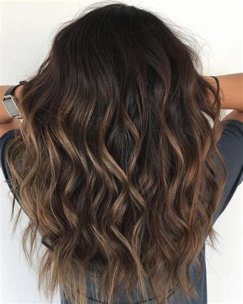 Brünettes Haar mit subtilen Highlights - #brunettes #highlights # ...