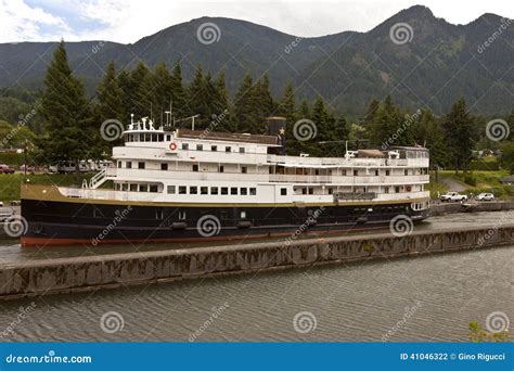 Cruise Ship in the Columbia River Gorge Oregon. Stock Photo - Image of bridge, state: 41046322