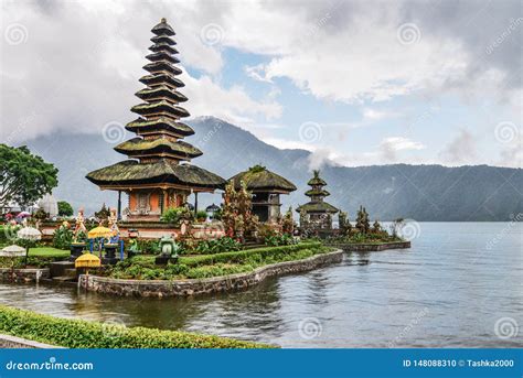 Pura Ulun Danu Bratan Temple Editorial Image - Image of pura, landmark ...