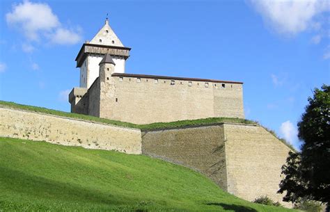 Narva castle walls to crumble | balticreports.com