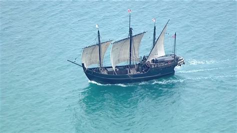 Replicas of Columbus ships Nina and Pinta docking in Venice - YouTube