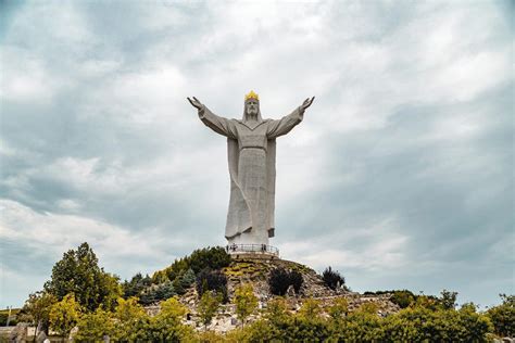 10 Incredible Christ Statues Around the World