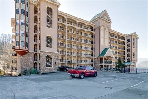 Riverside Escape in Gatlinburg w/ 2 BR (Sleeps6)