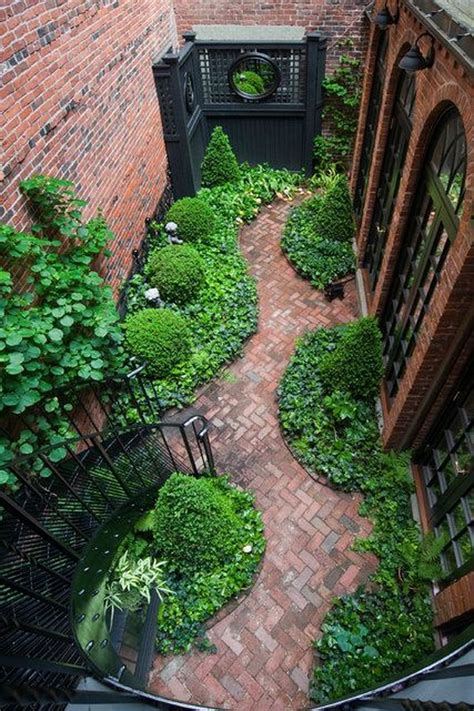 Amazing Small Courtyard Garden Design Ideas 10 - PIMPHOMEE