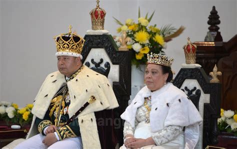 HM King Tupou VI and Queen Nanasipau’u crowned at Centenary Church | Matangi Tonga Royal Crowns ...