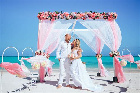 Gentle wedding in vintage style on the Juanillo beach in Cap Cana {Michaela and Martin ...