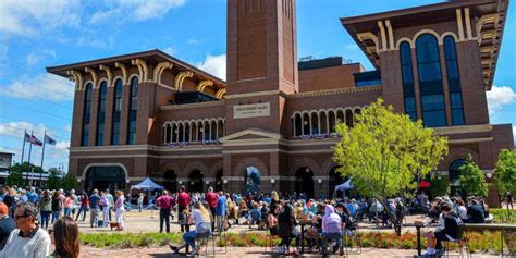 Grapevine Convention & Visitors Bureau presents Pictures in the Plaza ...