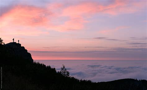 «Hikers Admiring The Breathtaking Sunset Scenery» del colaborador de ...