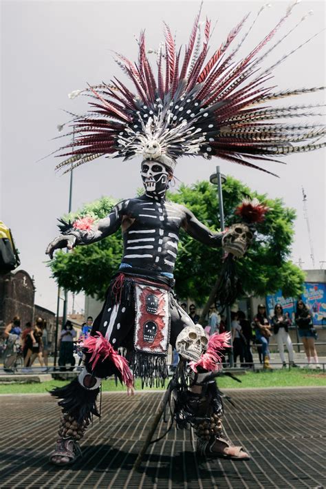 Cómo vestían los aztecas: todo sobre su indumentaria y accesorios ...