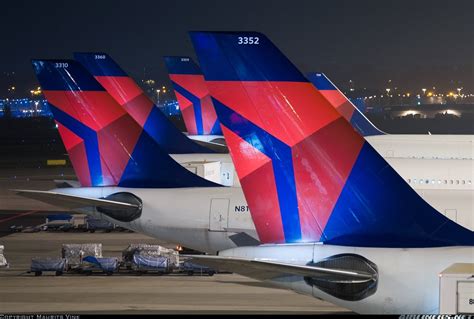 Delta fleet history : aviation