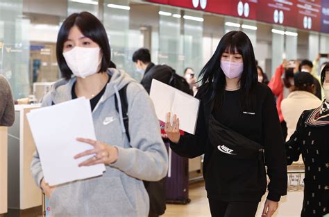 Scandal-hit volleyball twins depart for Greece-프린트화면