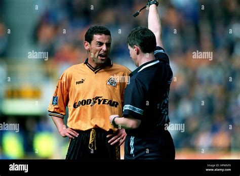 KEVIN MUSCAT & REFEREE WOLVES V SUNDERLAND 13 September 1998 Stock ...