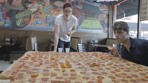 World's biggest pizza challenge. - YouTube