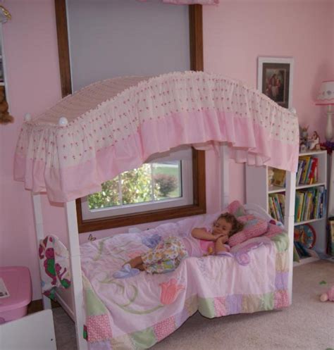 Little Girl's Bedroom Decorating Ideas and Adorable Girly Canopy Beds for Toddler Girls - Clever ...