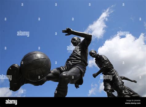 The sir stanley matthews statue hi-res stock photography and images - Alamy