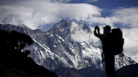 Pendaki Gunung Terkenal Swiss Tewas Dekat Everest