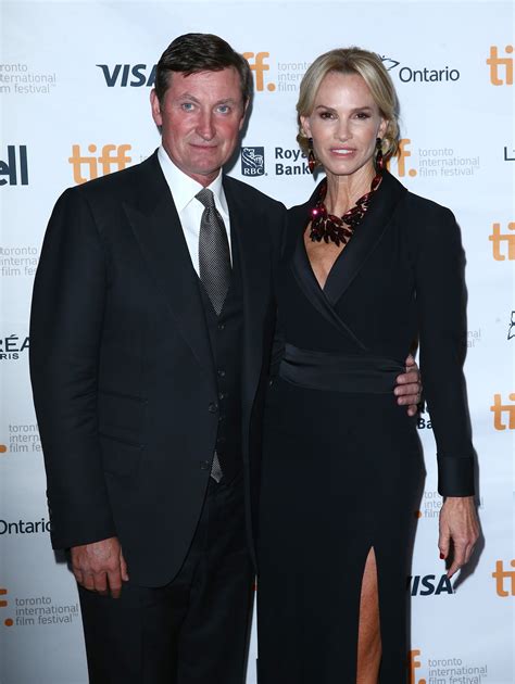 Wayne Gretzky and Janet Jones’ Big Family Captured In One Snap To Mark ...