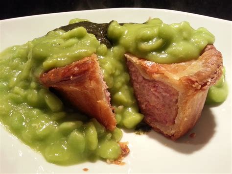 Pork Pie & Peas for Lunch | Wateralls Pork Pie (Medium £1.06… | Flickr