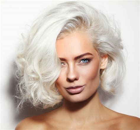 25 Beautiful Platinum Blonde Highlights to Try in 2024