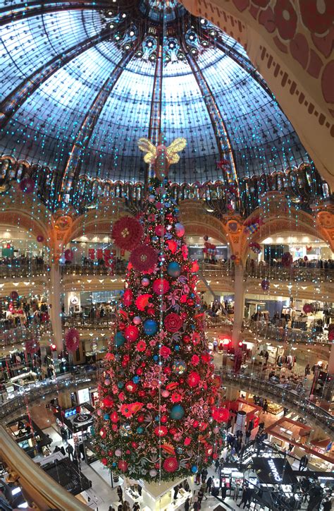 Christmas tree, Paris : r/pics