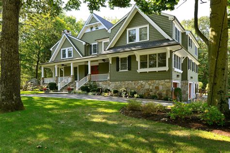 Craftsman: Shake - Vinyl Siding Institute - VSI | Green house exterior, Green exterior house ...