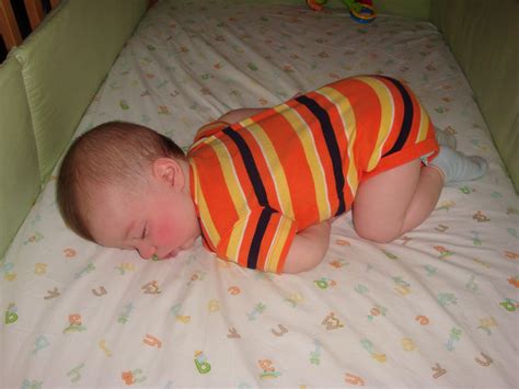 Online Funny: Baby Sleep Positions Pictures desktop wallpaper