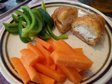 Smoked Salmon and Cream Cheese Croissant with Veggies, 338 Calories : r/1200isplenty