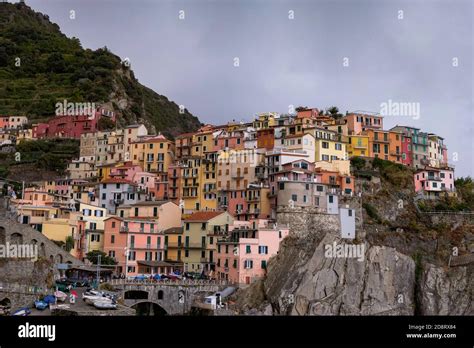 Classic View of Manarola, Cinque Terre, Italy - Colorful Houses in a Dramatic Cliff Rock ...