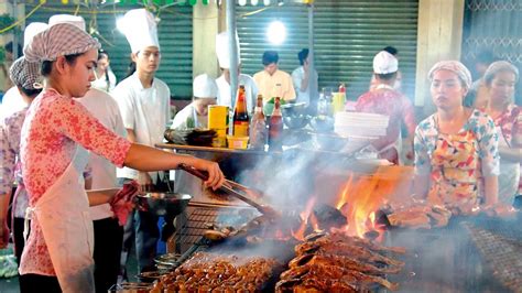 20 Best Vietnamese Street Food from North to South (& Where to Find Them)