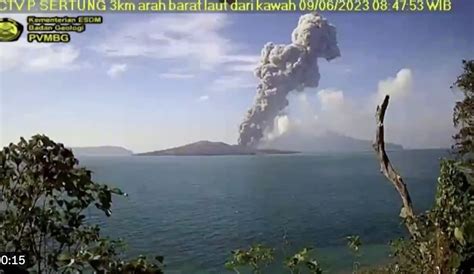 Krakatoa Krakatau Volcano Violently Erupts In Indonesia