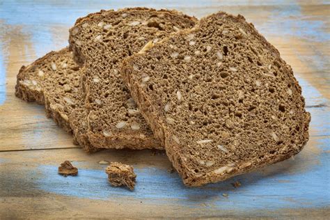Pane integrale: la nostra ricetta per il pane fatto in casa con semi e lievito di birra