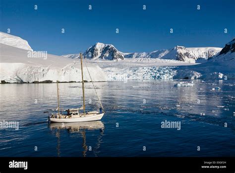 Sailing boat, Graham Land, Antarctic Peninsula, Antarctica Stock Photo: 69204537 - Alamy