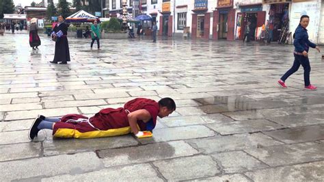 Tibetan Buddhist Monk Praying - YouTube