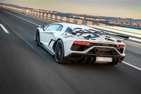 Arriba 100+ imagen lamborghini veneno max speed - Abzlocal.mx