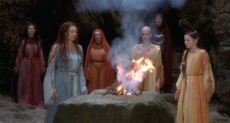 Young Morgaine learning magic with Vivianne and the other Priestesses. (Mists of Avalon) Die ...