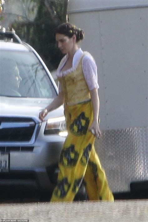 Amanda Knox wears bizarre yellow outfit as she marries poet boyfriend ...