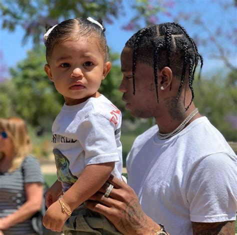 Travis Scott grita su amor por Kylie Jenner y su hija Stormi