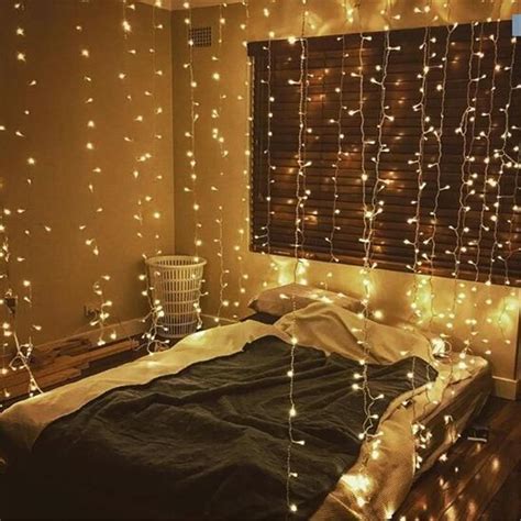 Stunning Christmas Lights Decoration Ideas In The Bedroom 24 - HMDCRTN